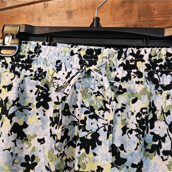 Peace & Pearl's women's forget me not floral Capri pants size xl - Picture 3 of 13